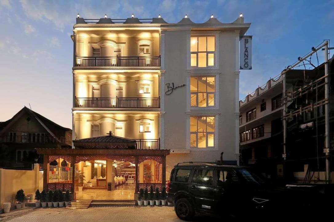 Hotel Blanco Srīnagar Exteriör bild